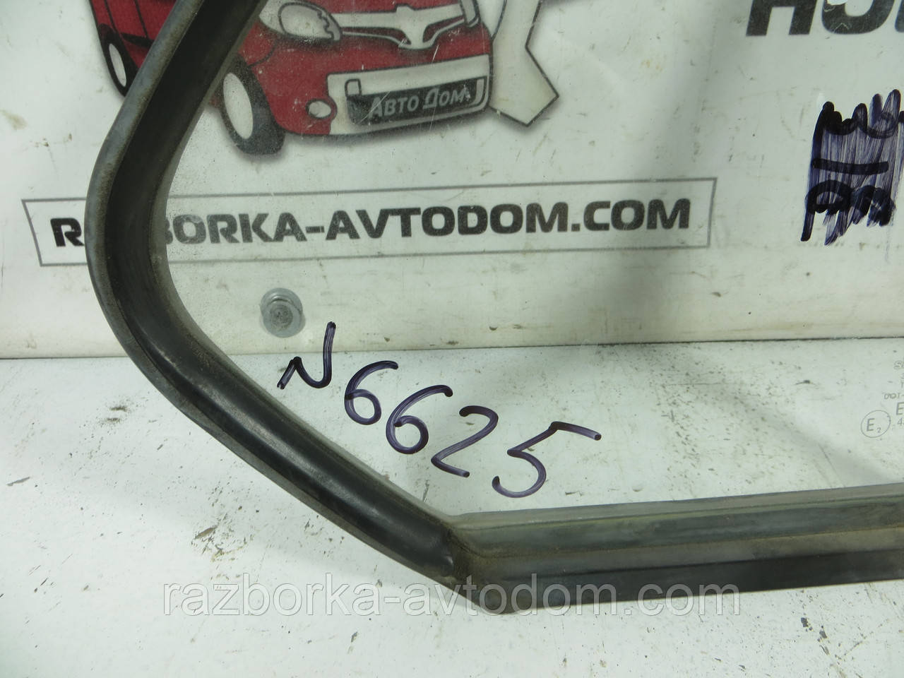 Скло заднього правого дверцята (форточка) BMW 5 E28 (1981-1987) ОЕ: 1879608 bmw