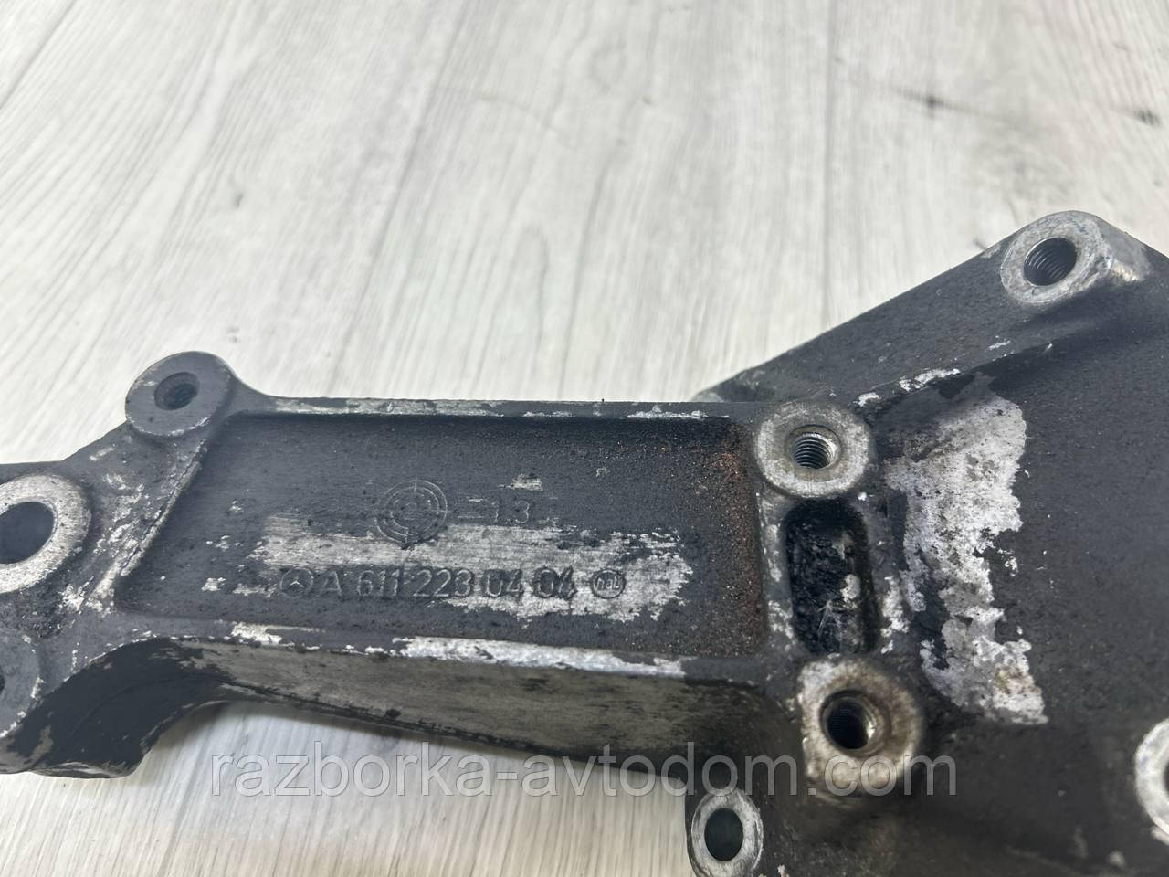 Кронштейн/кріплення опори двигуна лівий 2,2CDI Mercedes Sprinter (95-06) OE:A6112230404