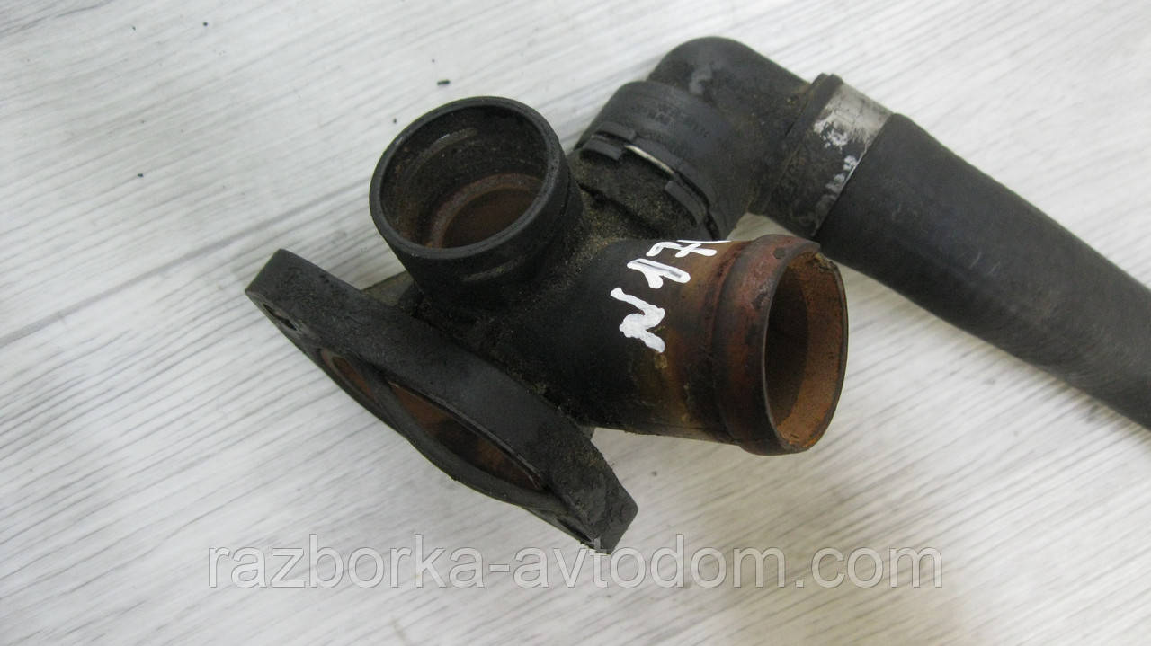 Фланець системи охолодження VW Passat B5 (1996-2006), Audi A4 B5 (2000-2005) OE: 06B121133A