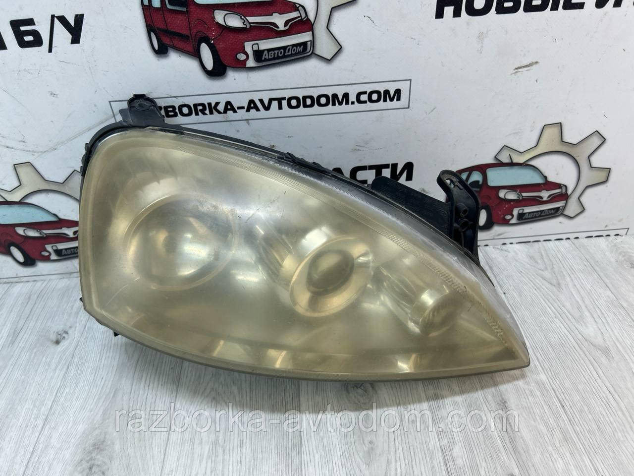 Фара права Opel Corsa C (00-06) OE:13100536