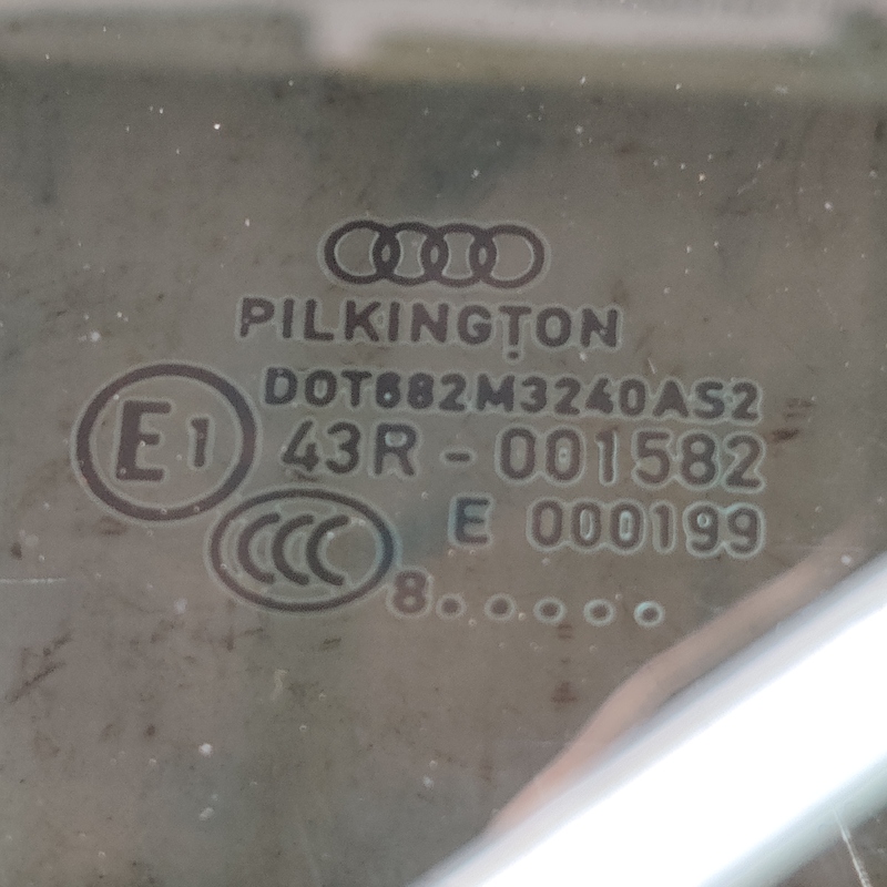 Скло дверей Audi A4 B8