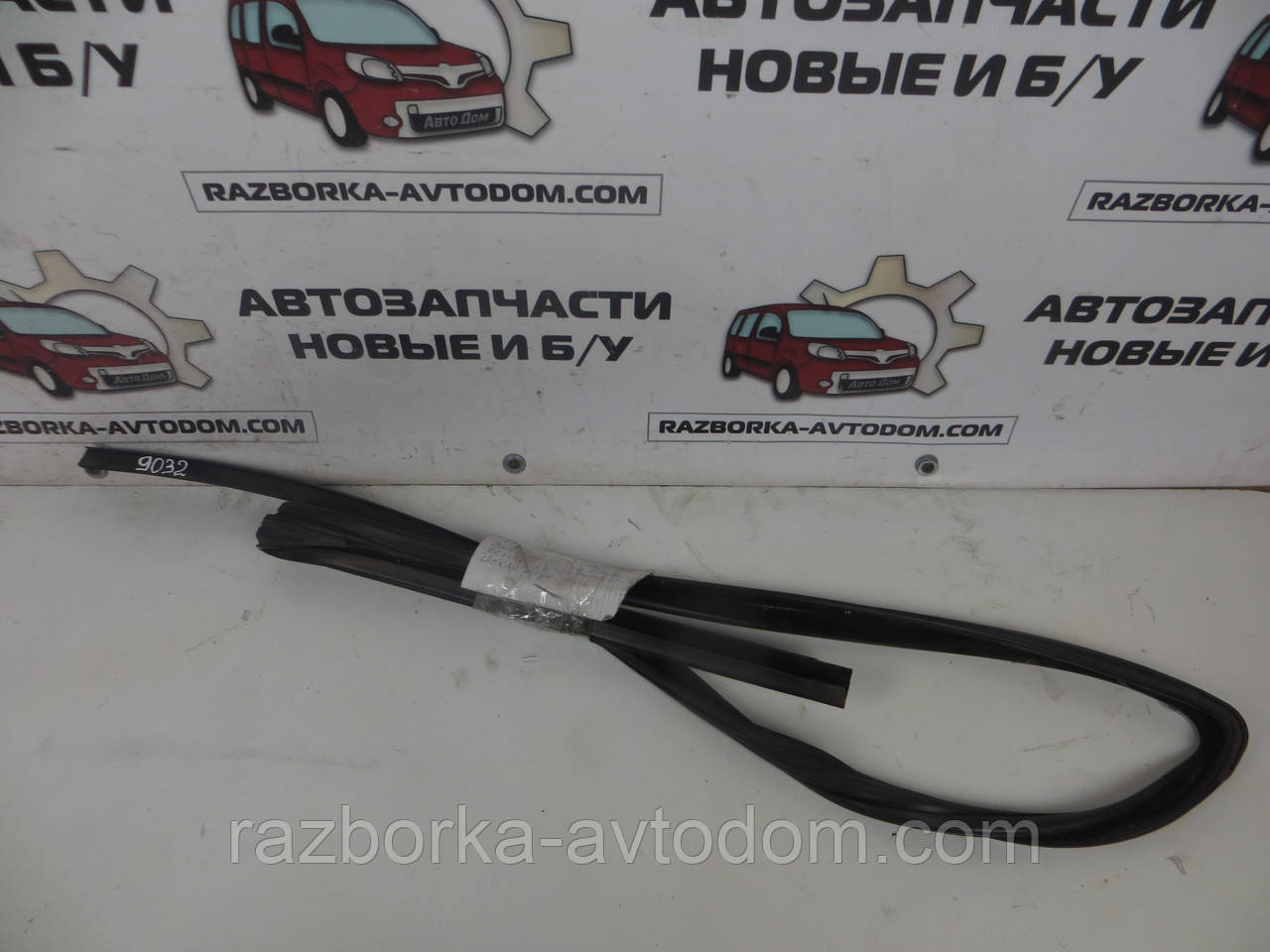 Ущільнювальна гумка скла задніх правих дверей Opel Zafira A (1999-2005) OE:90562999