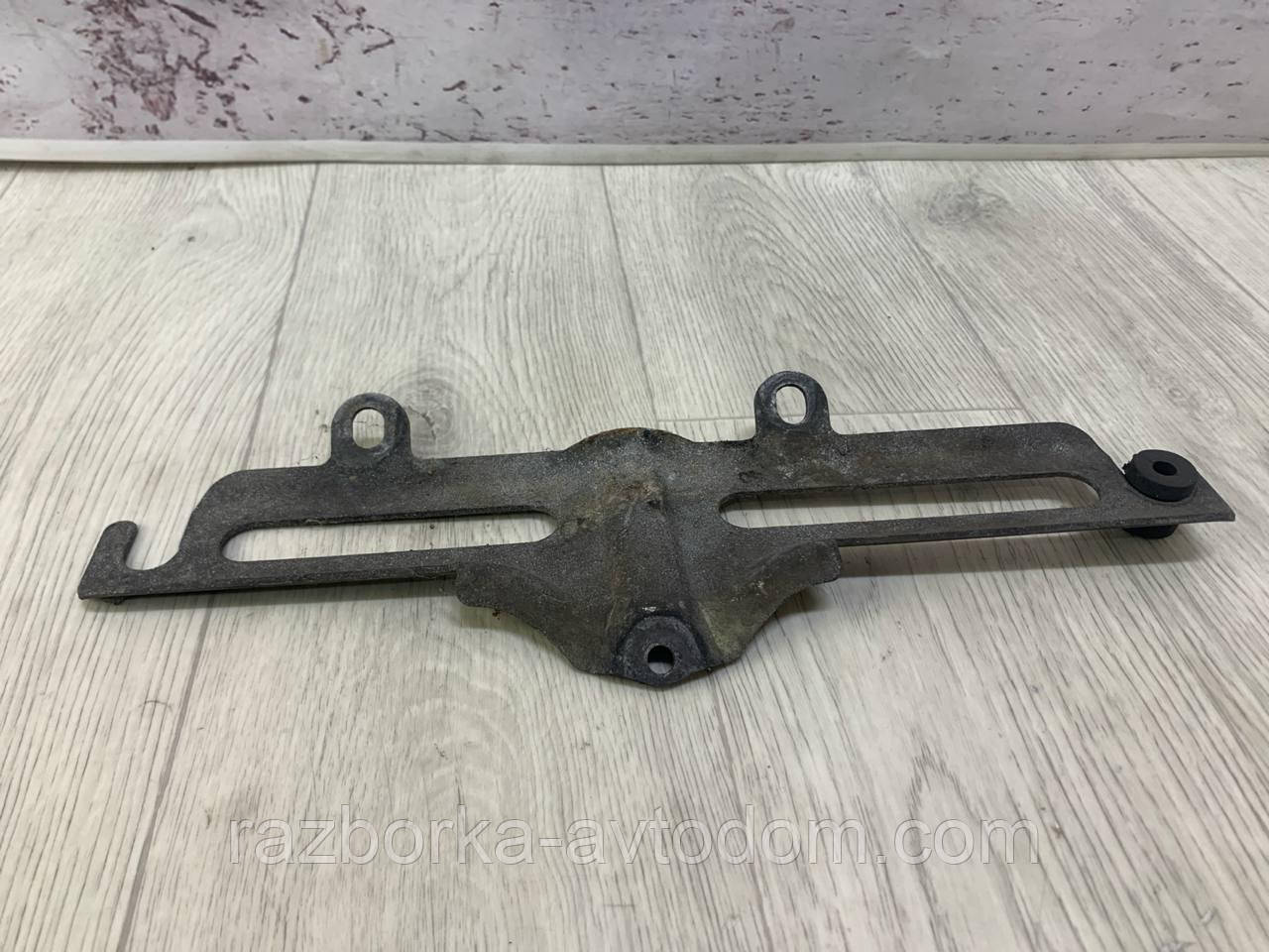 Кроштейнійн кришки двигуна верхній Daewoo Lanos / Sens OE:t1301-1030023