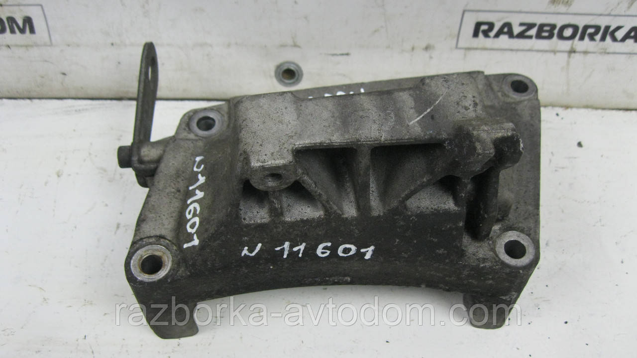 Кронштейн подушки двигуна правий Opel Corsa C (2000-2012), Combo (2001-2011) 1,3cdti OE:93188015