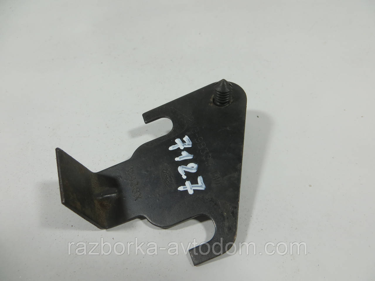 Опорний кронштейн паливопроводу FORD TRANSIT (1986-2000) ОЕ: 6643922