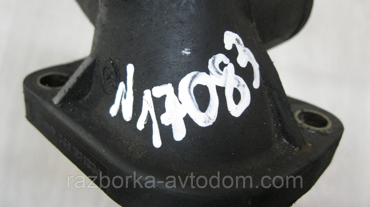 Фланець системи охолодження VW Passat B5 (1996-2006), Audi A4 B5 (2000-2005) OE: 06B121133A
