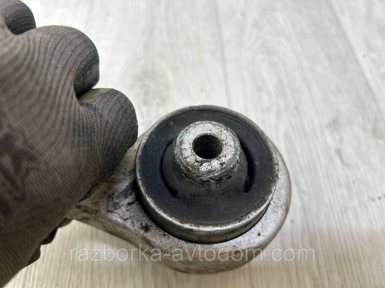 Важіль передній лівий нижній Audi A4, A6, VW Passat B5, Skoda superb 1 OE:4d0407695j
