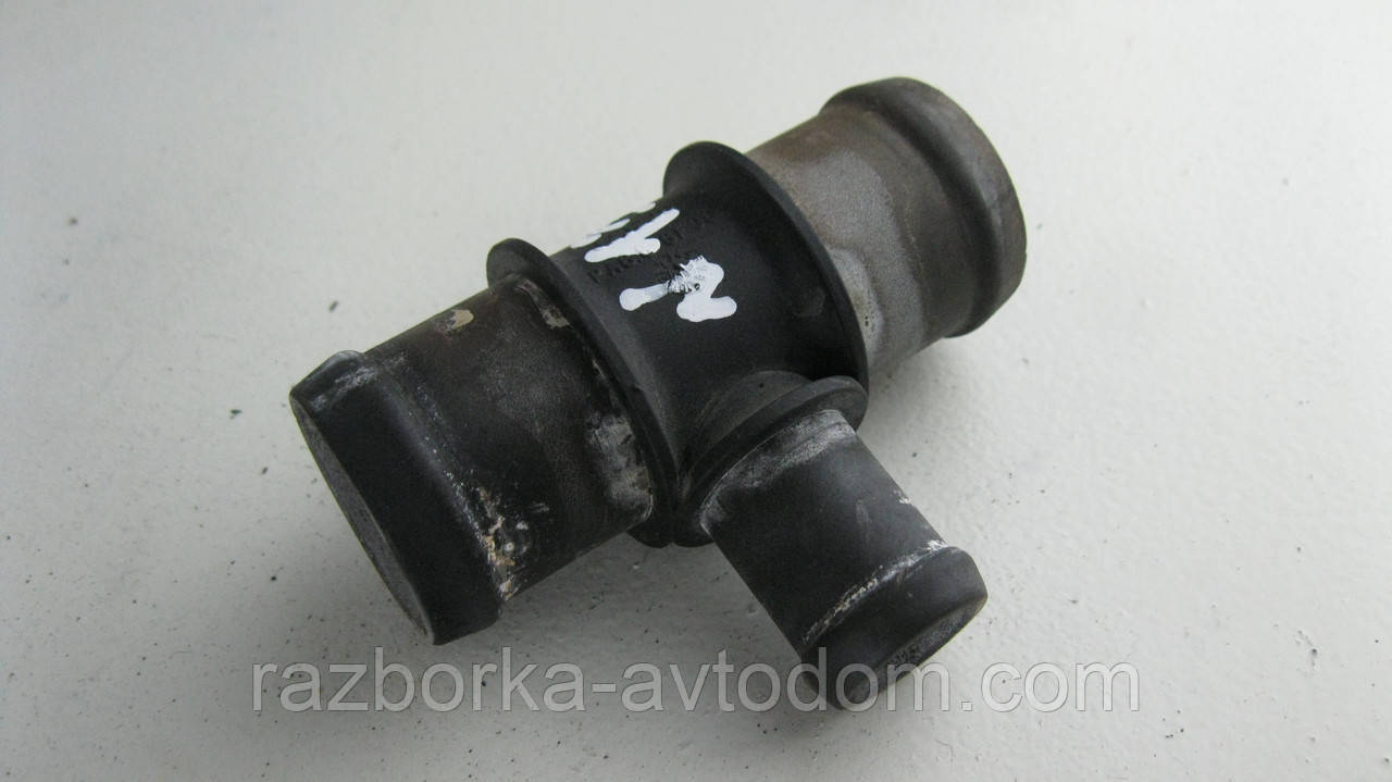 Фланець (трійник) системи охолодження VW Touran (2003-2010) 1,9TDI OE:N90692901