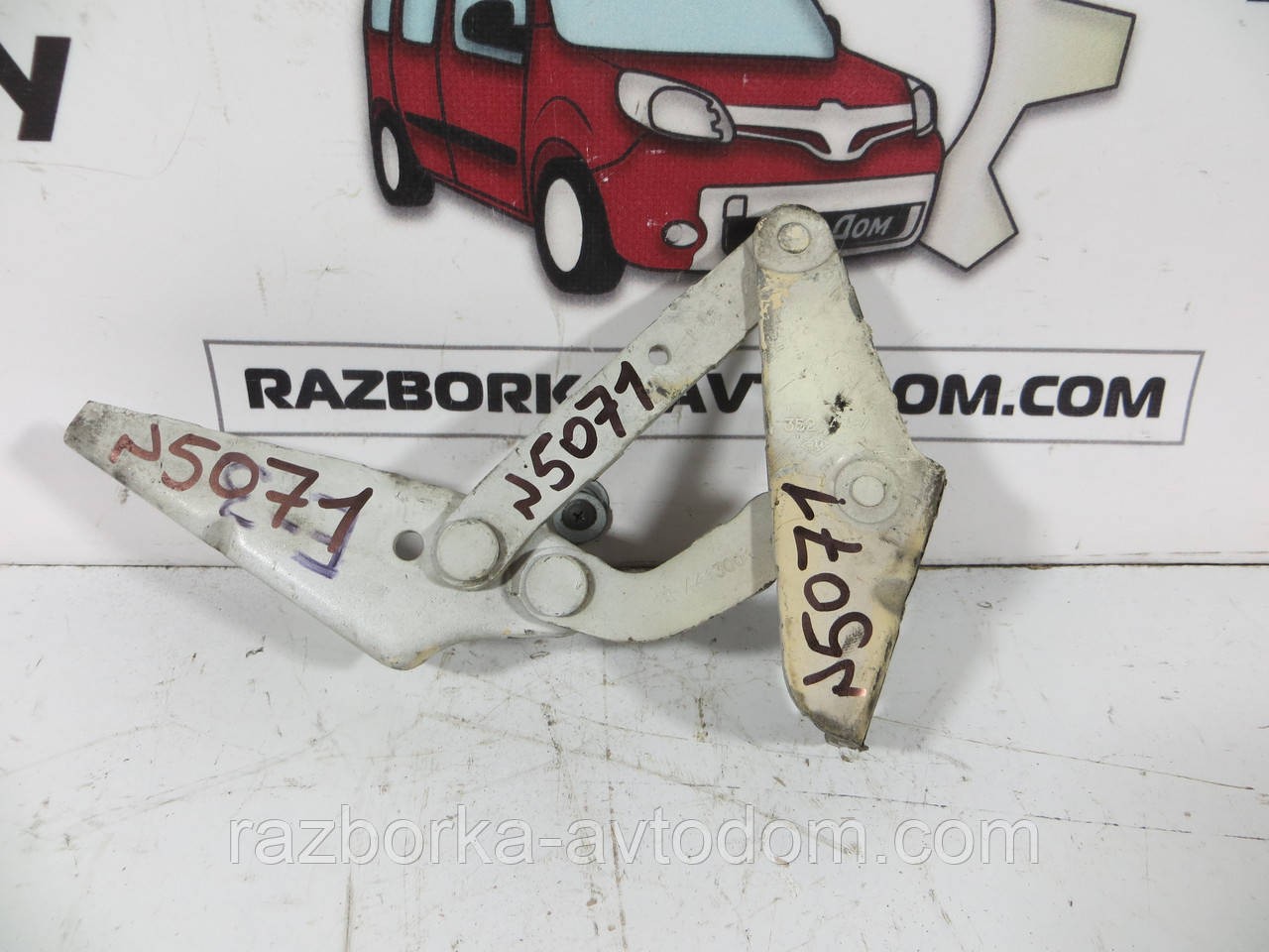 Петля капота права Iveco Daily E3 E4 (00-14) 56087045