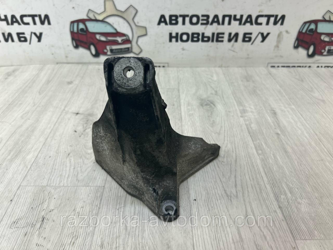 Кронштейн/кріплення двигуна правий Skoda Superb 1 (02-08) OE:8d0199308ag