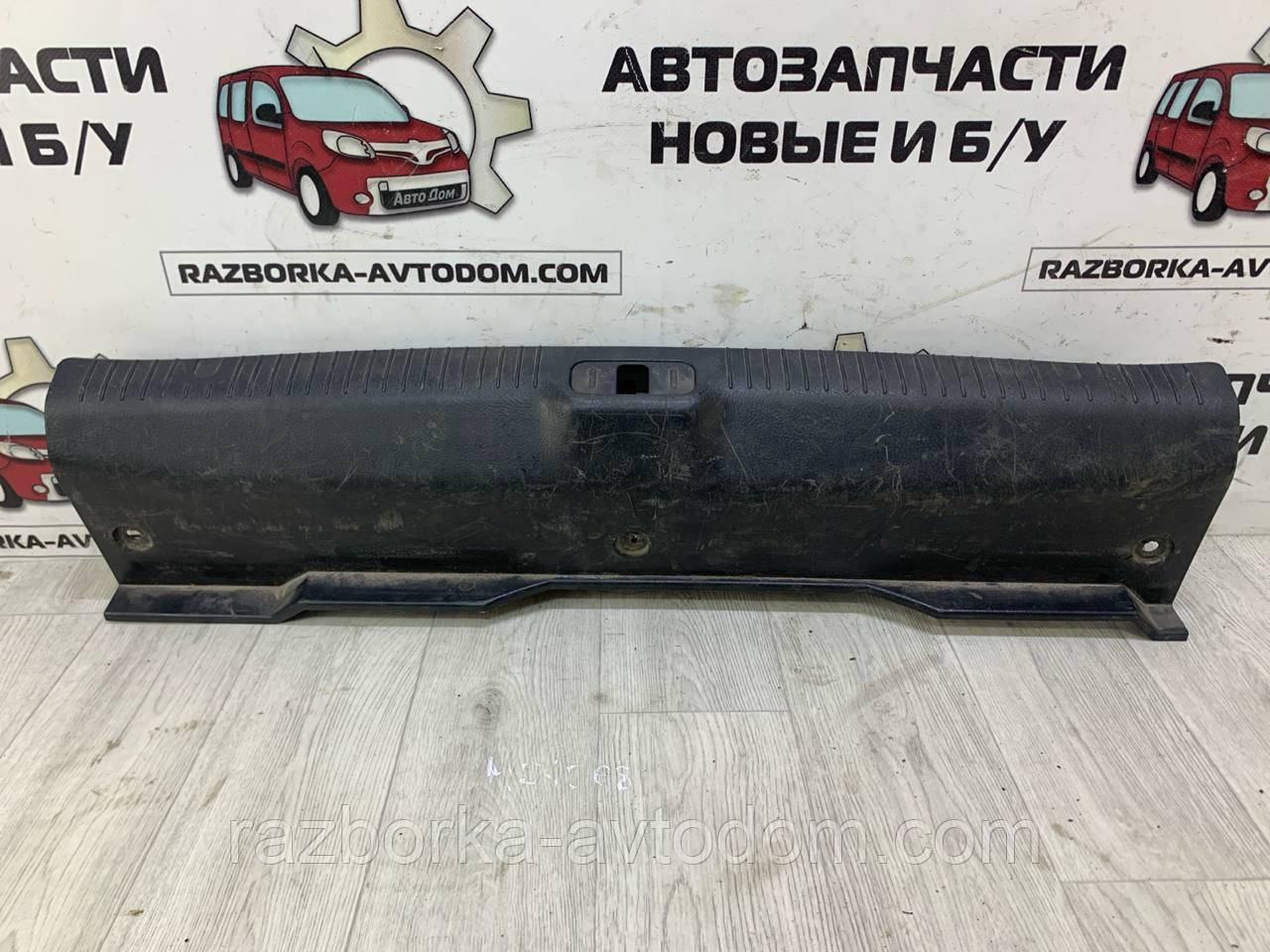 Накладка панелі багажника Kia Cerato (2006-2009), OE: 857702F900 (ЦАПИНИ)