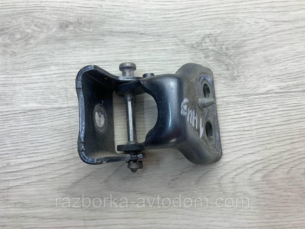 Петля передніх лівих дверей нижня Peugeot 407 (04-11) OE: 9035V4