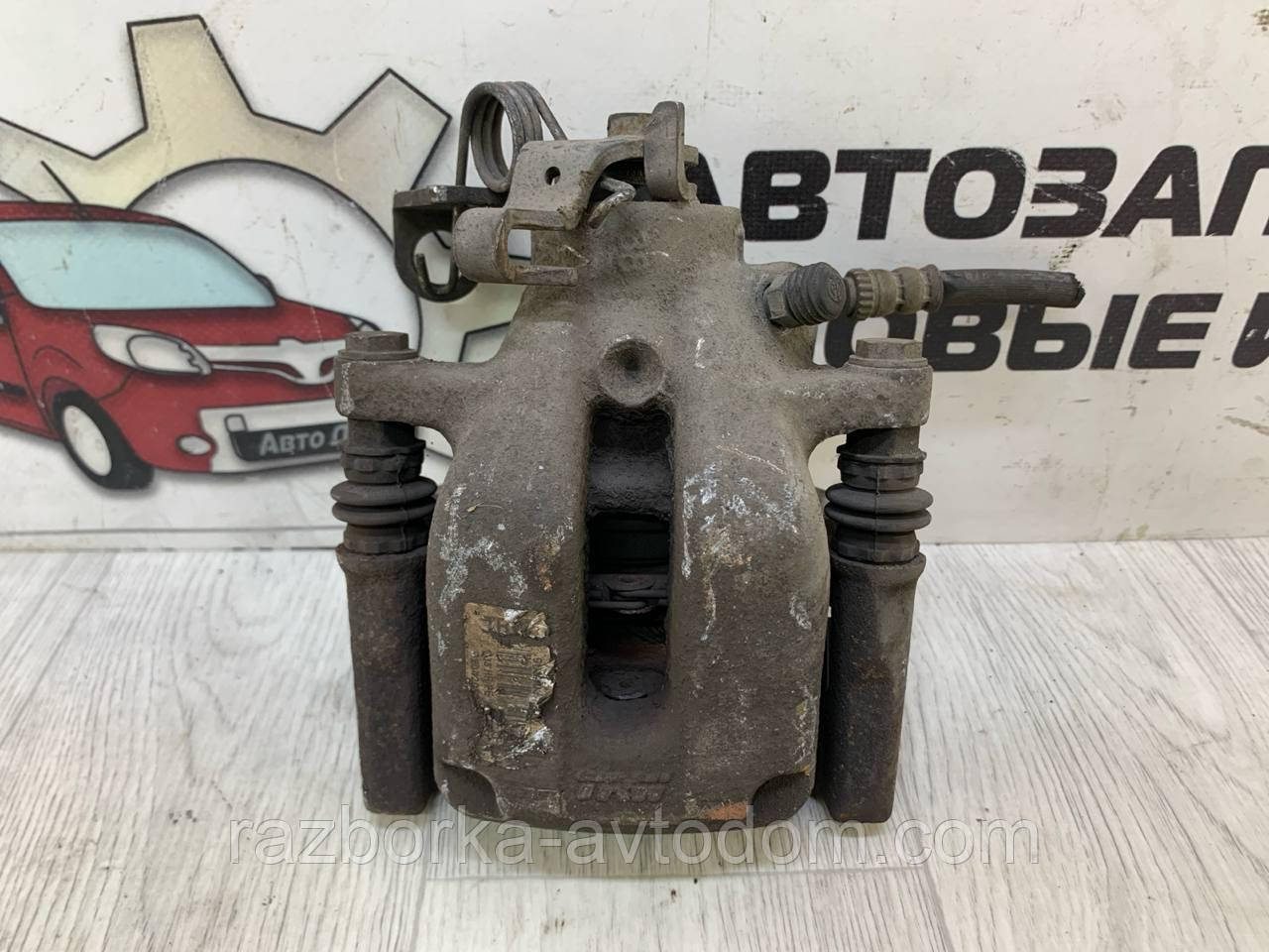 Супорт задній правий Peugeot 407 (04-11) OE: 4401G5