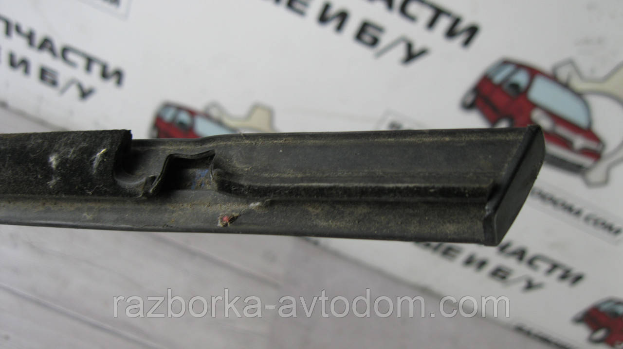 Молдинг ущільнювач скла дверей передньої правої Renault Megane 2 (03-09) OE:7701474538