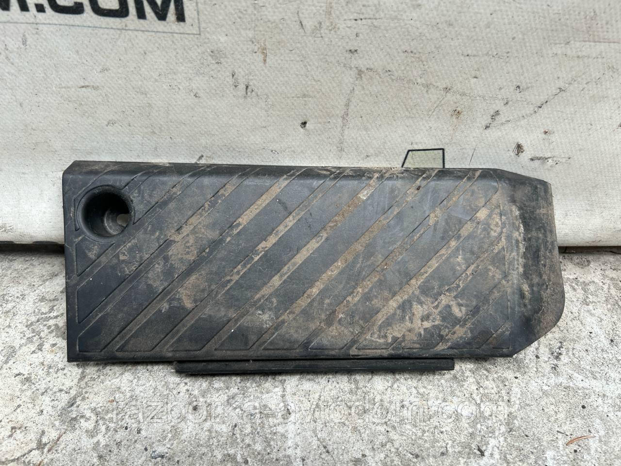 Накладка/упор для ніг VW Passat B5 (96-05), Skoda Superb, Audi A4 B5 OE:8d1864777