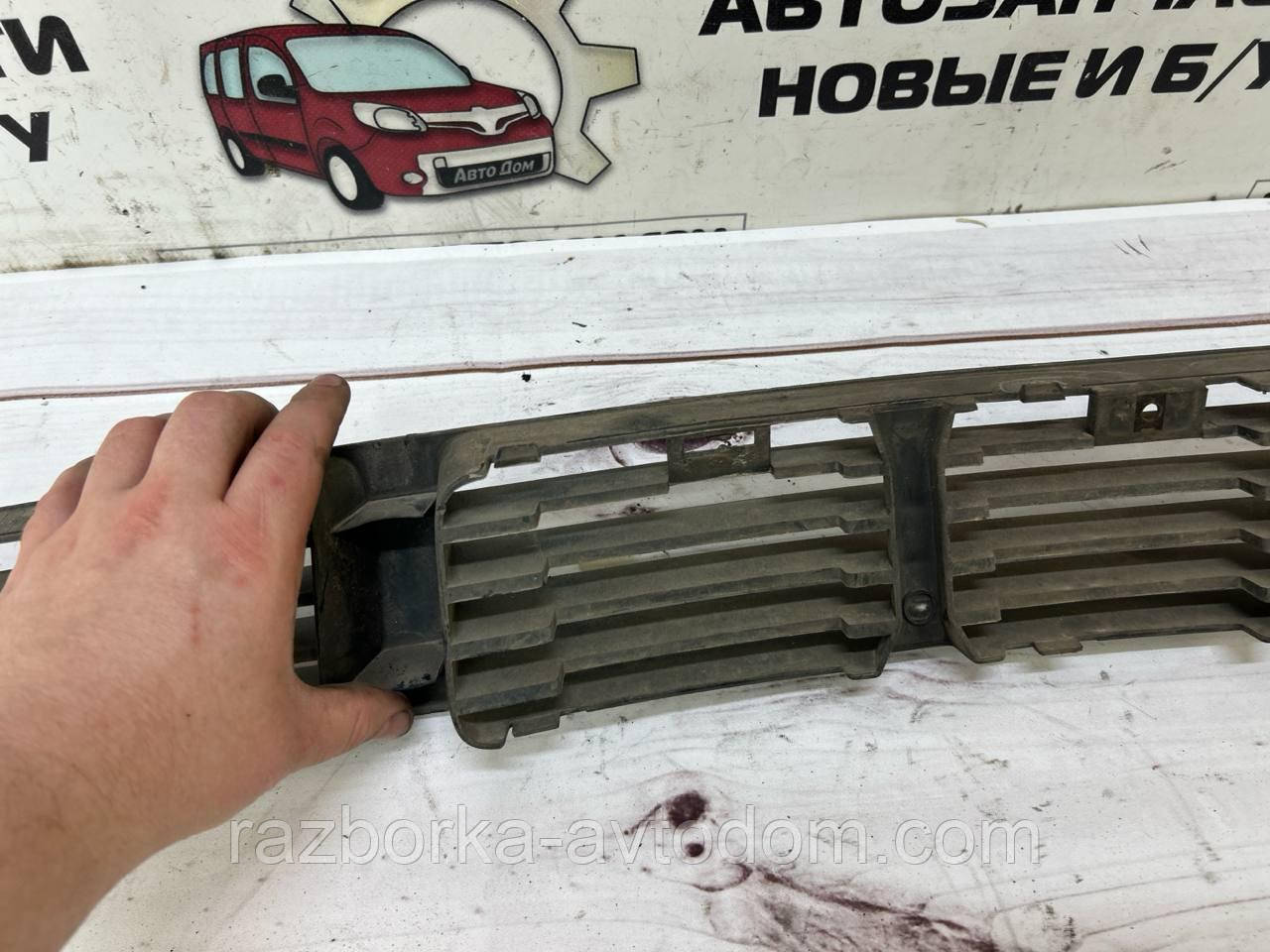 Решітка бампера переднього ліва VW Passat B5 (96-05) OE:3B0853677B