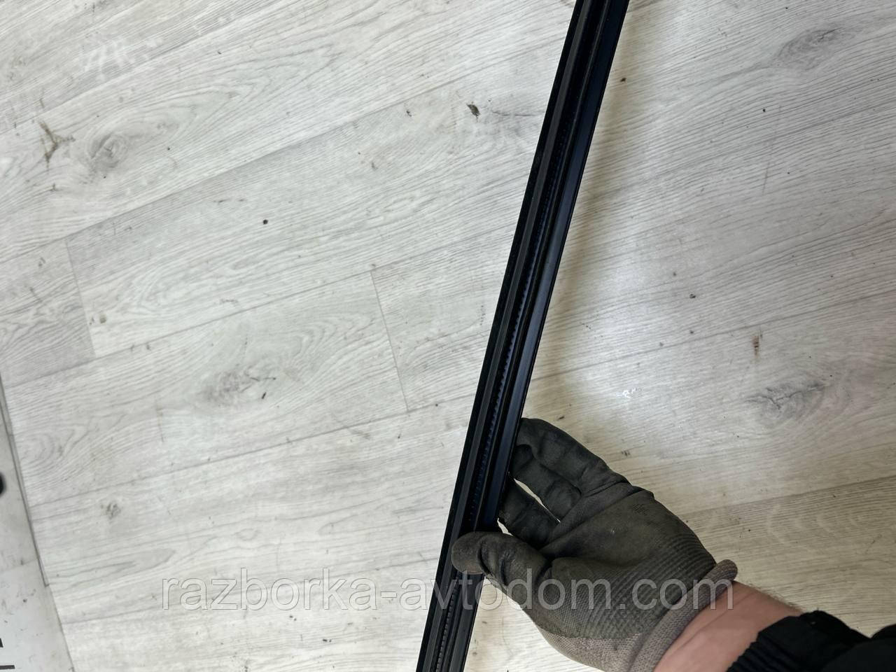 Ущільнювальна гумка скла (молодинг) зовнішній Citroen Berlingo, Peugeot Partner (2003-2008) OE:9310E5