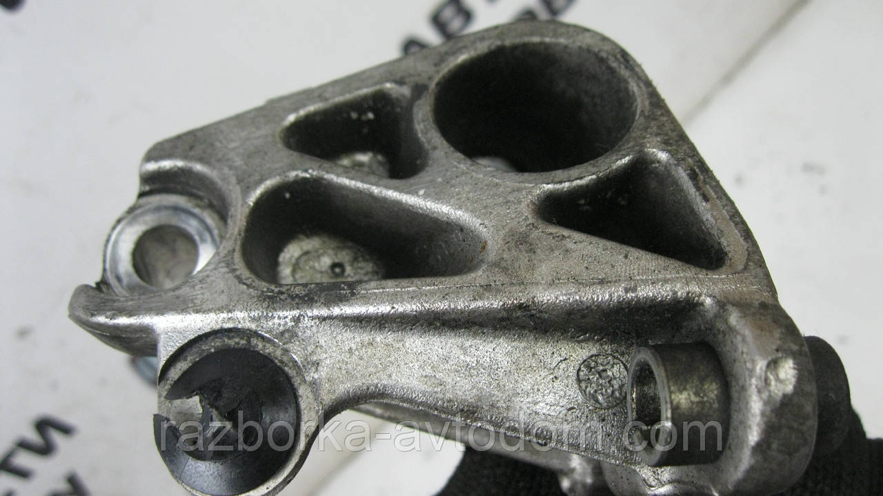 Кронштейн паливного насоса (ТНВД) Renault Megane 2 (2003-2009) Scenic, Laguna, Trafic, Vivaro OE:8200193773