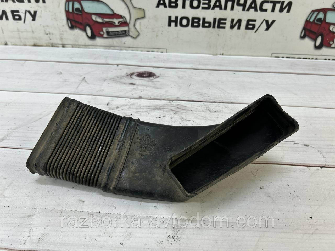 Повітродувка, повітрозабірник повітряного фільтра VW Passat B5 (96-00) OE:3b0129617d