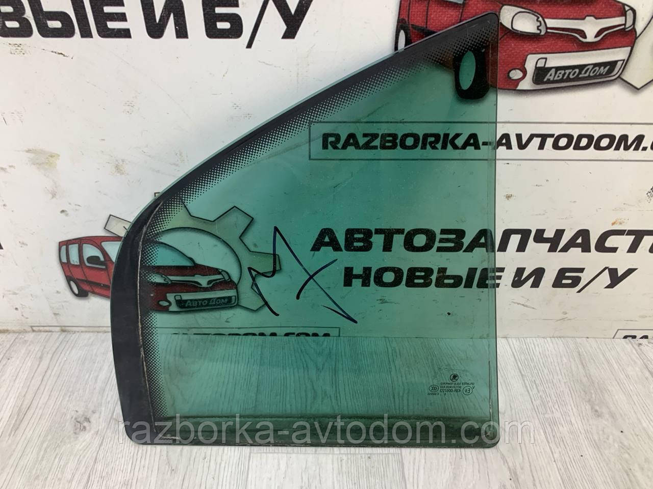 Скло дверей задньої лівої (глихе) фортечка седан Skoda Superb (02-08) OE:3U5845209D