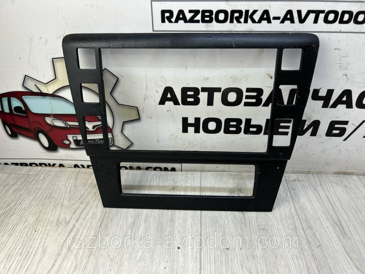 Накладка центральної консолі (магнітоли) SKODA Superb 1 (02-08) OE:3u0858069g