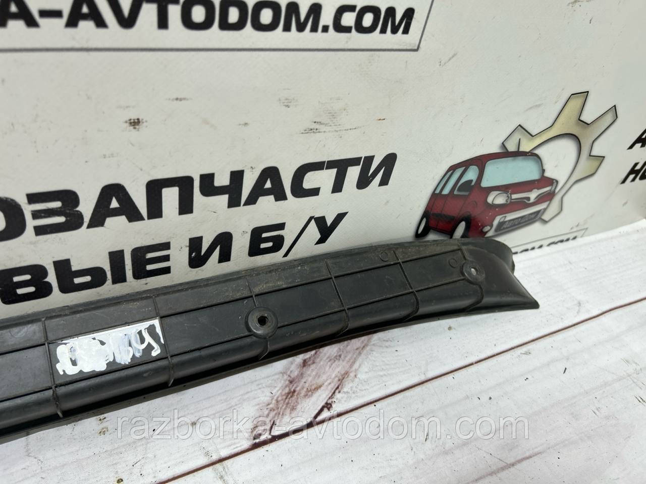Накладка порога багажника внутрішня Mitsubishi Pajero Sport (97-08), OE: MR227564