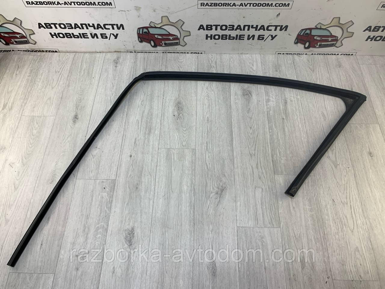 Ущільнювальна гумка скла дверей передньої лівої Peugeot 407 (04-11) OE: 9300L7