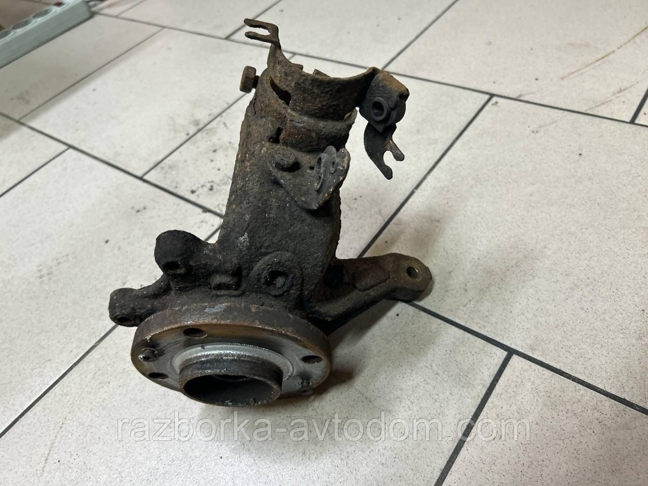 Поворотний кулак передній лівий (цуфа/ступця) D18 Citroen Berlingo (03-08), Peugeot Partner (03-) OE:364654