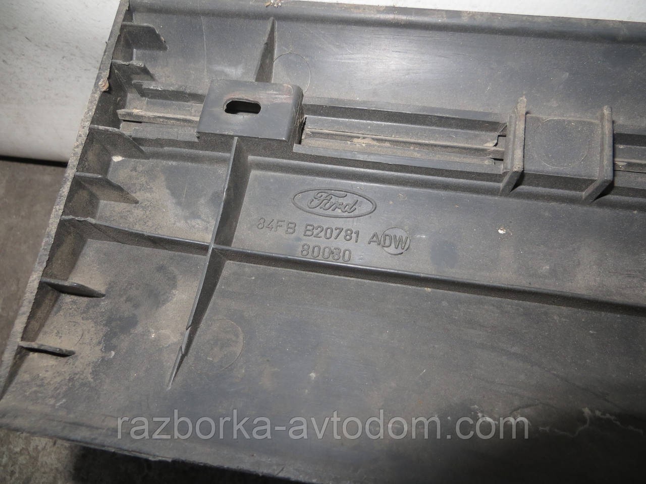 Молдинг/накладка пластик лівих дверей Ford Fiesta (1983-1989) OE:84FB B20781 ADW