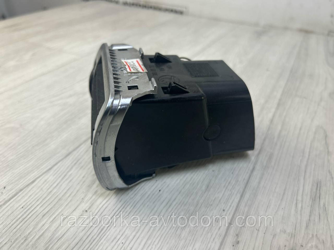 Дефлектор (віддушування) торпеди правий Skoda Superb 1 (02-08) OE:3u0819702g