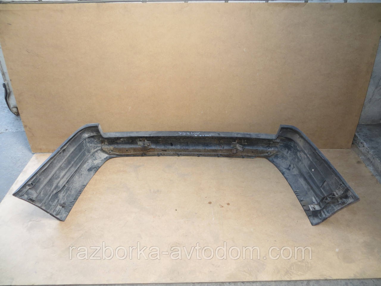 Бампер задній унів. Opel Omega A (86-89) OEM GM90224072