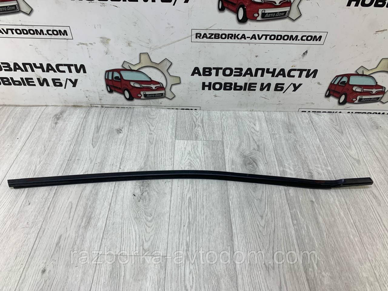 Молдинг скла дверей передньої правої зовнішньої Peugeot 407 (04-11) OE: 9334C6