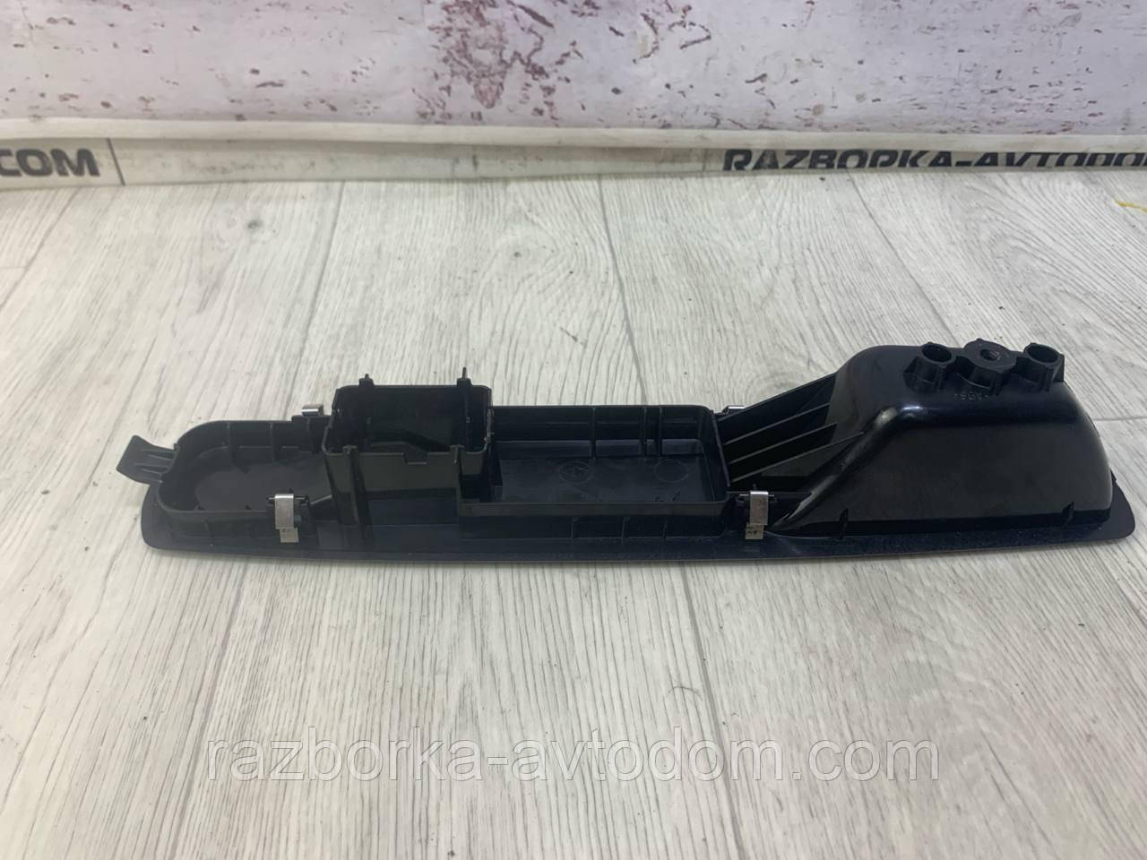 Накладка кнопокі склопідіймача (салон) передня права Renault Scenic 3 829500004R OE:809600018R