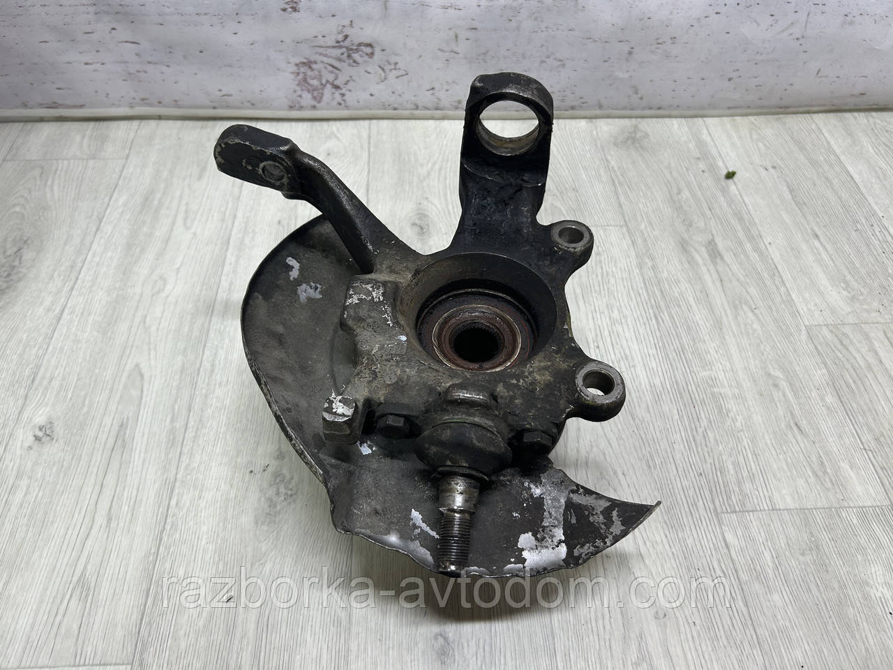 Поворотний кулак/ступиця передня ліва (цуфа) VW Transporter T4 (1990-1996) OE:701407257C