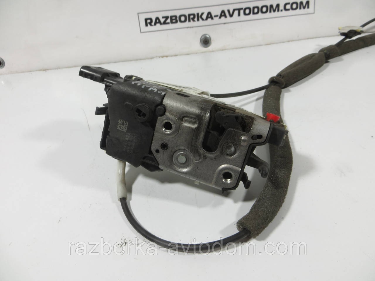 Замок зсувний правий Citroen Berlingo B9 08-18 9137N8