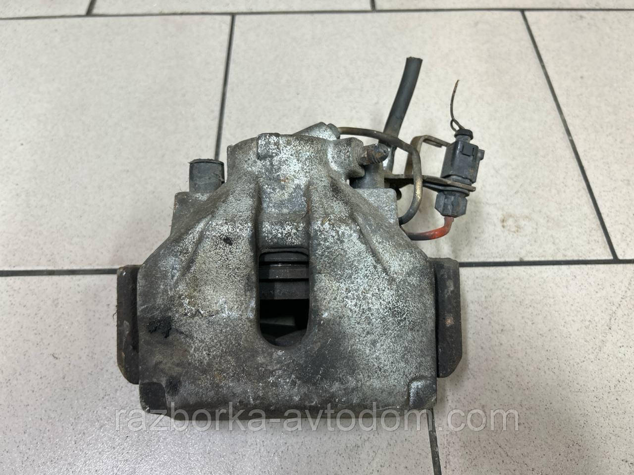 Суппорт передній правий SKODA Superb 1 (02-08) OE:8E0615124A