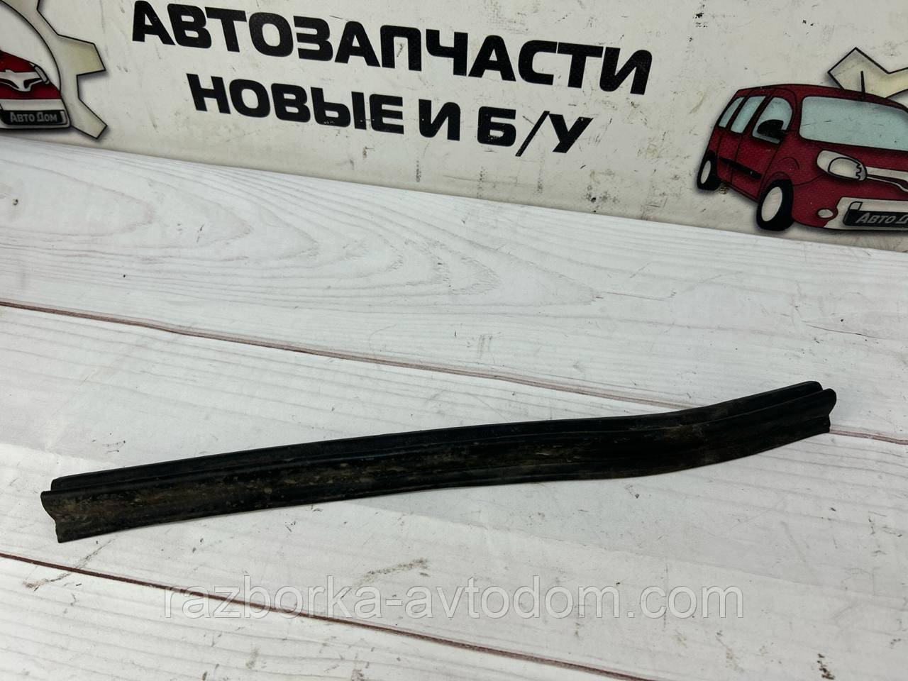 Ущільнювальна гумка капота VW Passat B5 (96-05) OE:3b0823725 фото 2