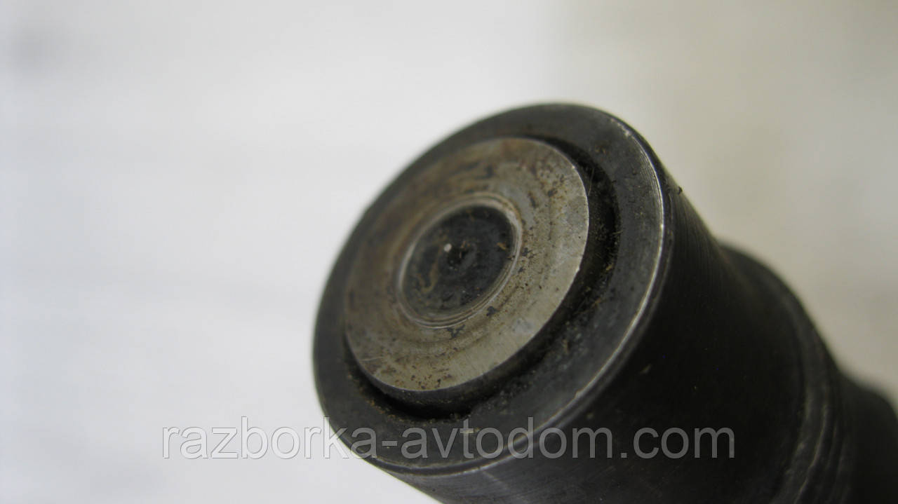 Форсунка дизельна 2.4D VW Lt 28-55, Transporter T4, Passat B3 OE: 068130201C