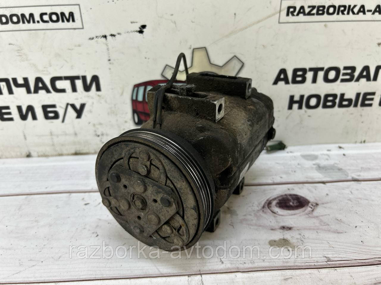 Компресор кондиціонера VW Passat B3, B4, B5, Audi A4, A6 OE: 8d0260805d