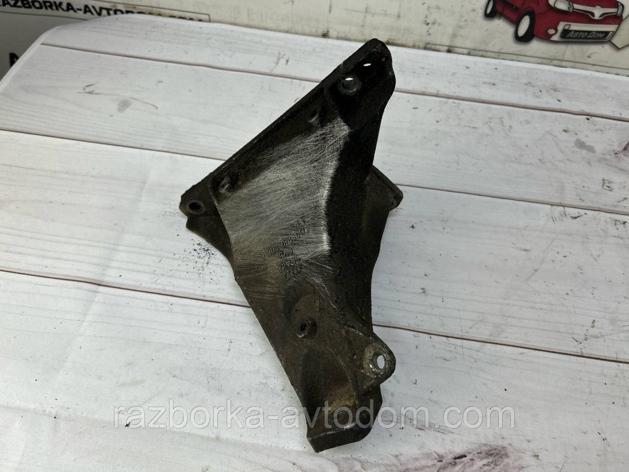 Кронштейн подушки двигуна правий VW Passat B5, Audi A4 (B5), A6 (C5) OE:8D0199308L