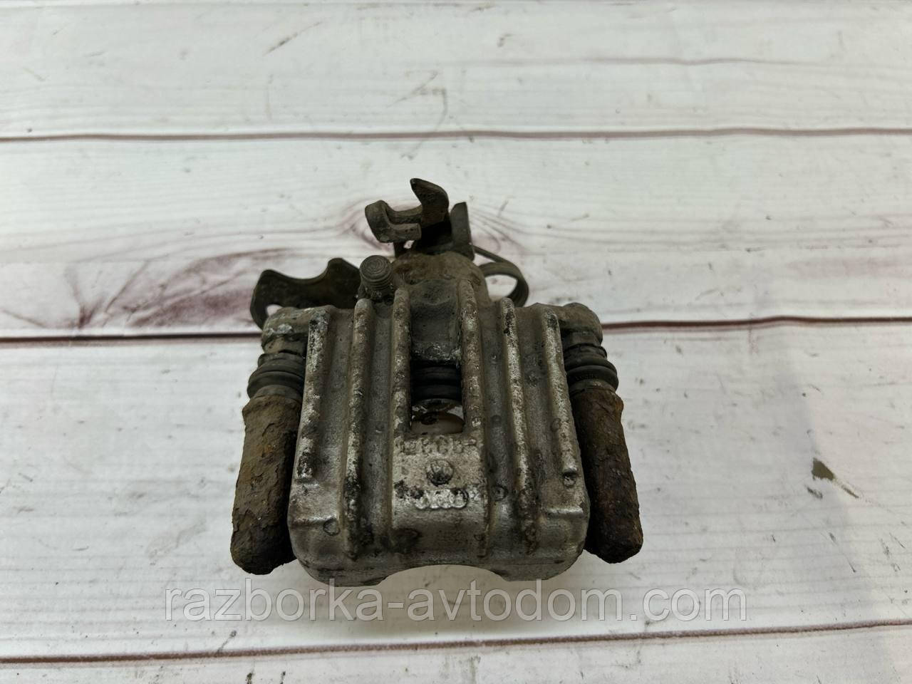 Суппорт задній лівий VW Passat B5 (97-00),Skoda Superb 1, Audi A4 B5, A6 C5 OE: 8E0615423 фото 2