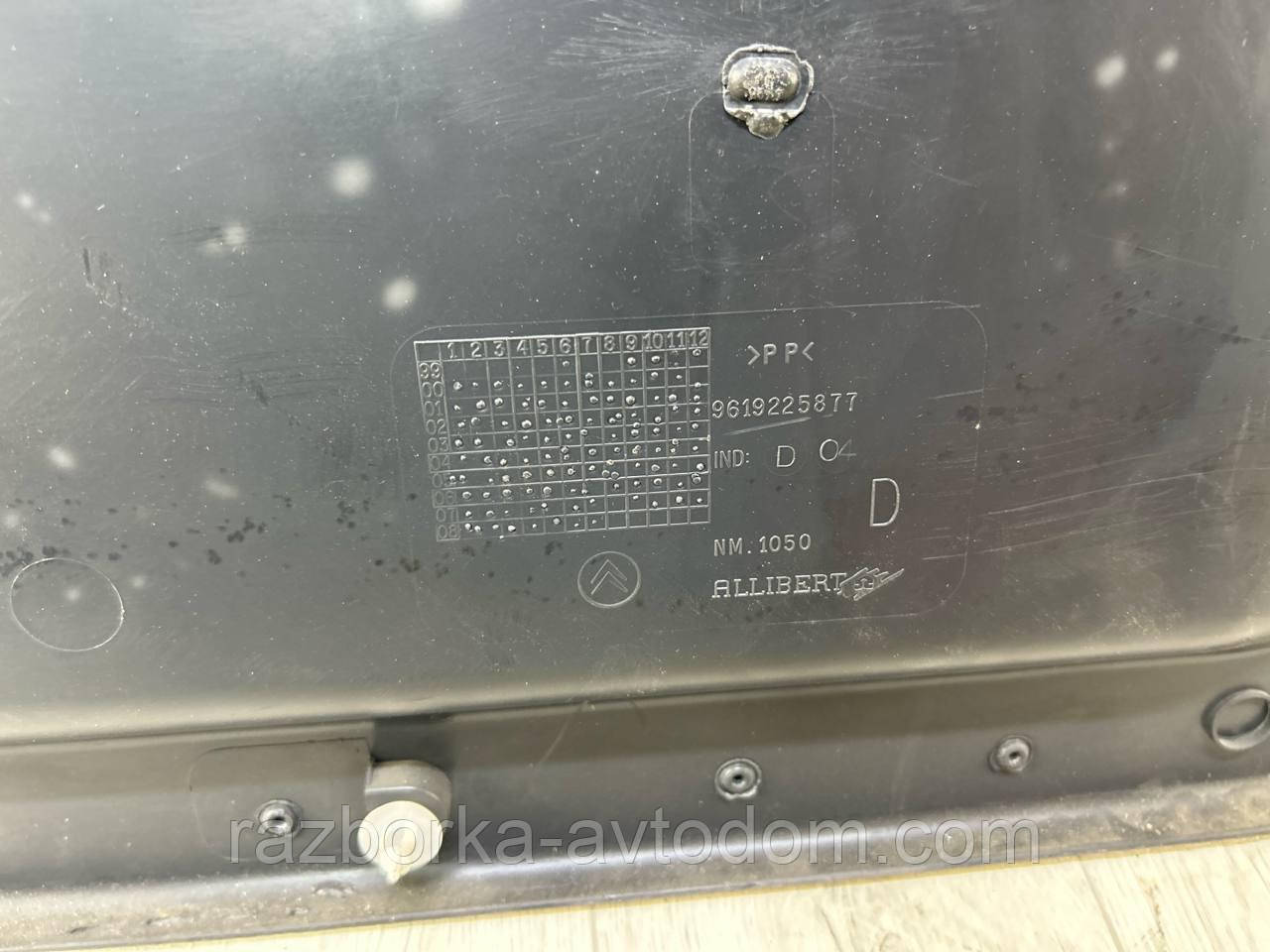 Картка (обшивка) дверей передньої правої Citroen Berlingo, Peugeot Partner (2003-2008) OE:9619225877