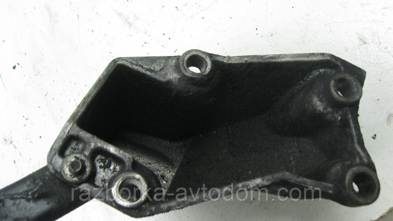 Кронштейн лівої подушки двигуна VW Passat B5 (1997-2000) OE:8D0199307L