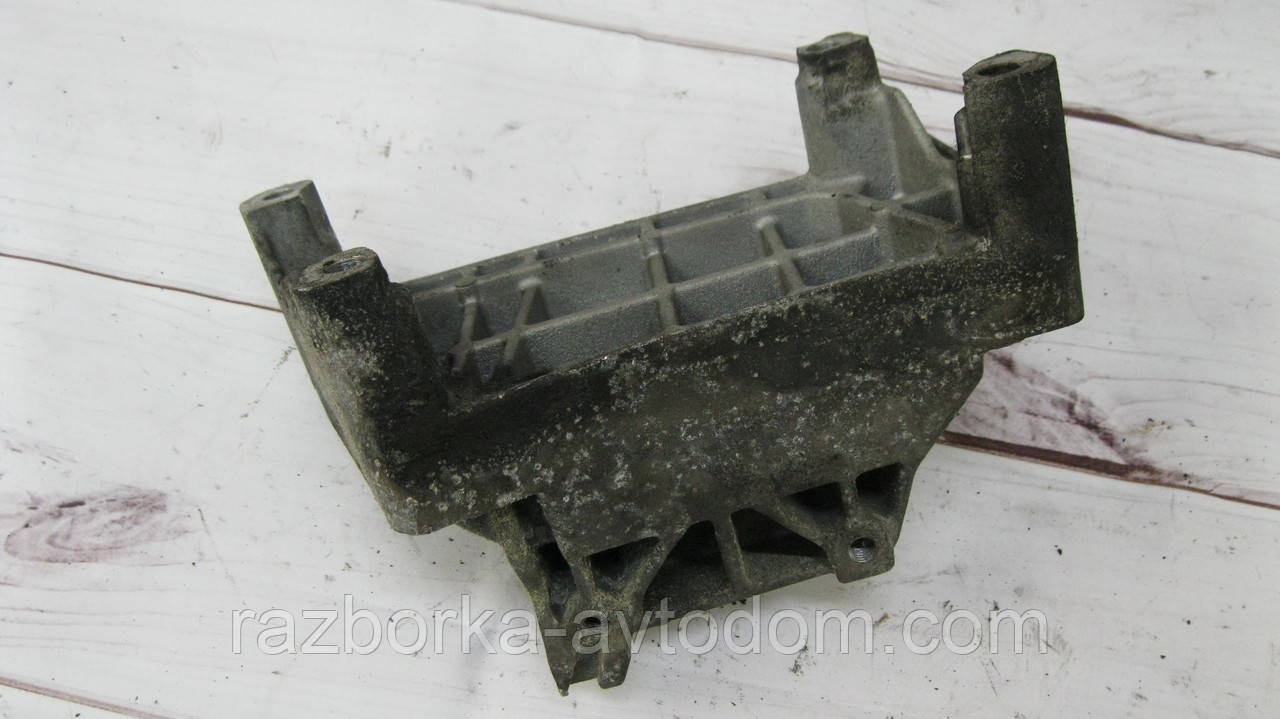Кронштейн кріплення двигуна правий Opel Corsa C (2000-2012) OE:93177463, 93188015