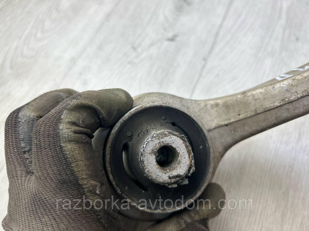 Важіль передній правий нижній Audi A6 C6 (04-11) OE:4F0407694C
