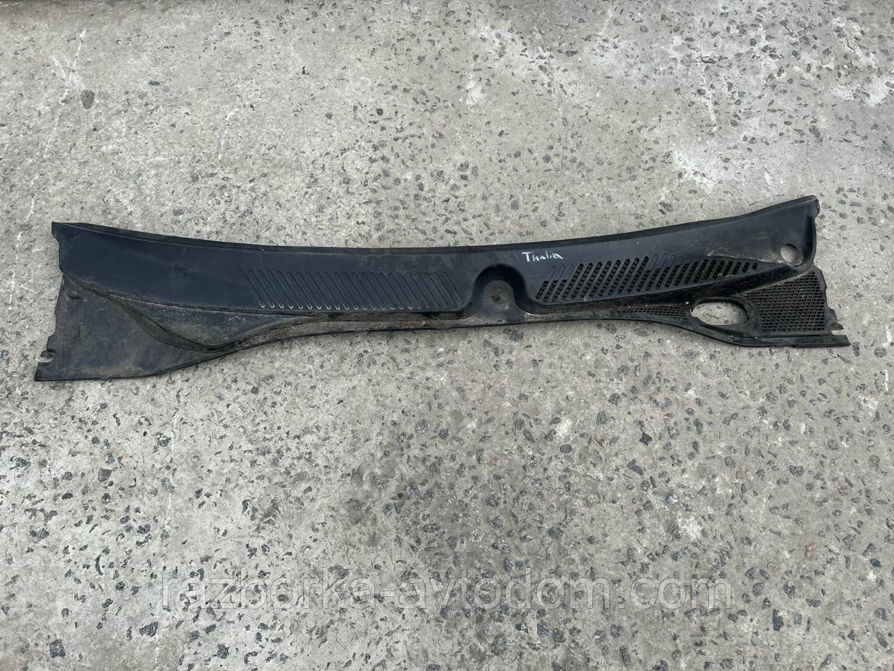Пластик під лобове скло (ЖАБО) RENAULT SYMBOL 2 (08-12), Thalia 2 ДЕФЕКТ кріплень OE: 8200699940