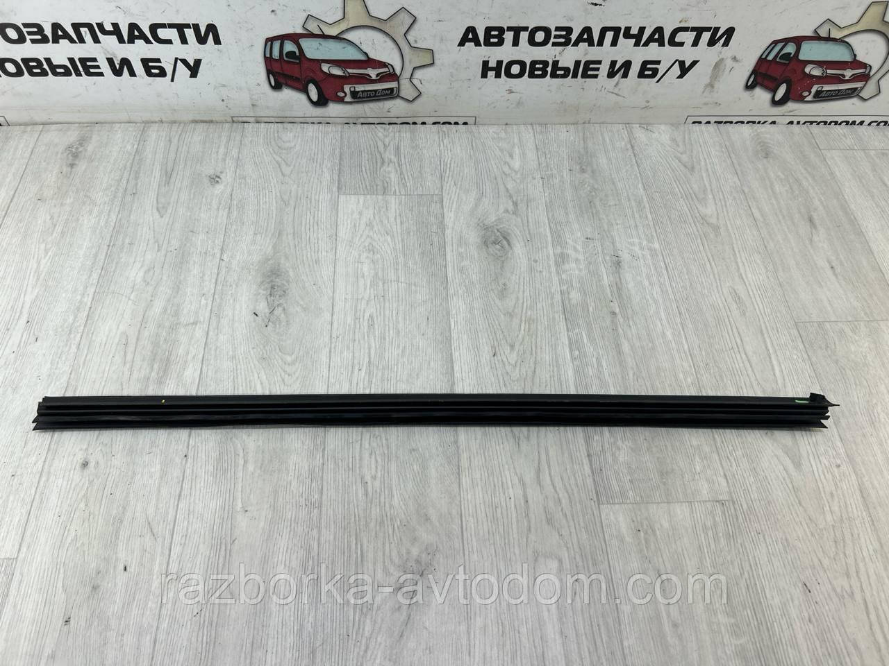 Ущільнювальна гумка скла задніх правих дверей (внутрішня) Peugeot 407 (04-11) OE:9334E3