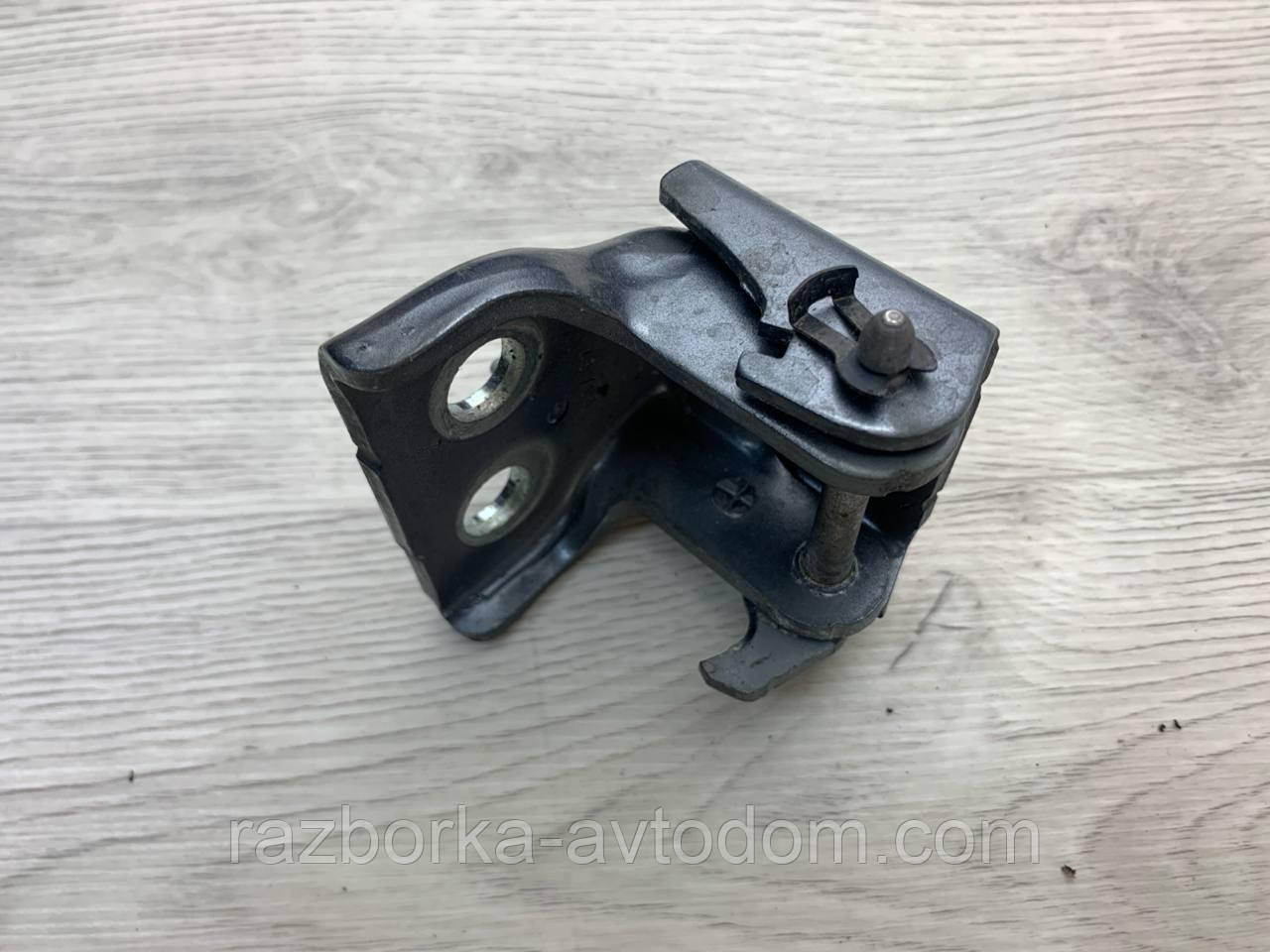Петля передніх правих дверей нижня Peugeot 407 (04-11) OE: 9035P9