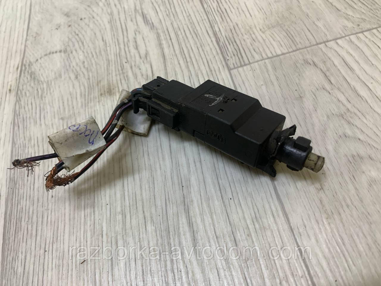 Датчик увімкнення педалі гальма (стоп сигналу) Mercedes Vito W638, W639, Sprinter OE: A0015452009