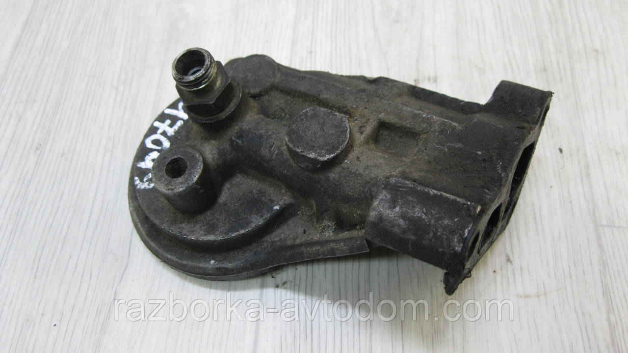 Корпус оливного фільтра VW Passat B3 (1988-1993), Audi 100 C3 (1982-1991) OE: 068115417T фото 2